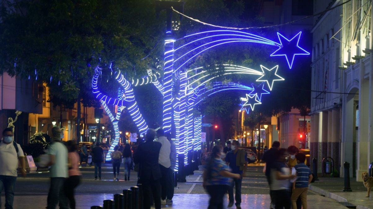 Decenas de familias recorren la Plaza de la Administración, que se encendió el pasado viernes.