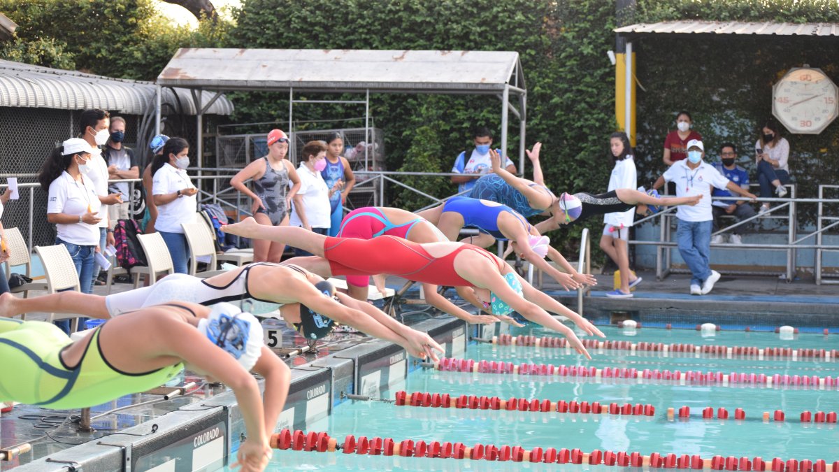 La piscina de la academia Jorge Delgado Panchana fue el escenario hasta donde llegaron por varios días los deportistas.