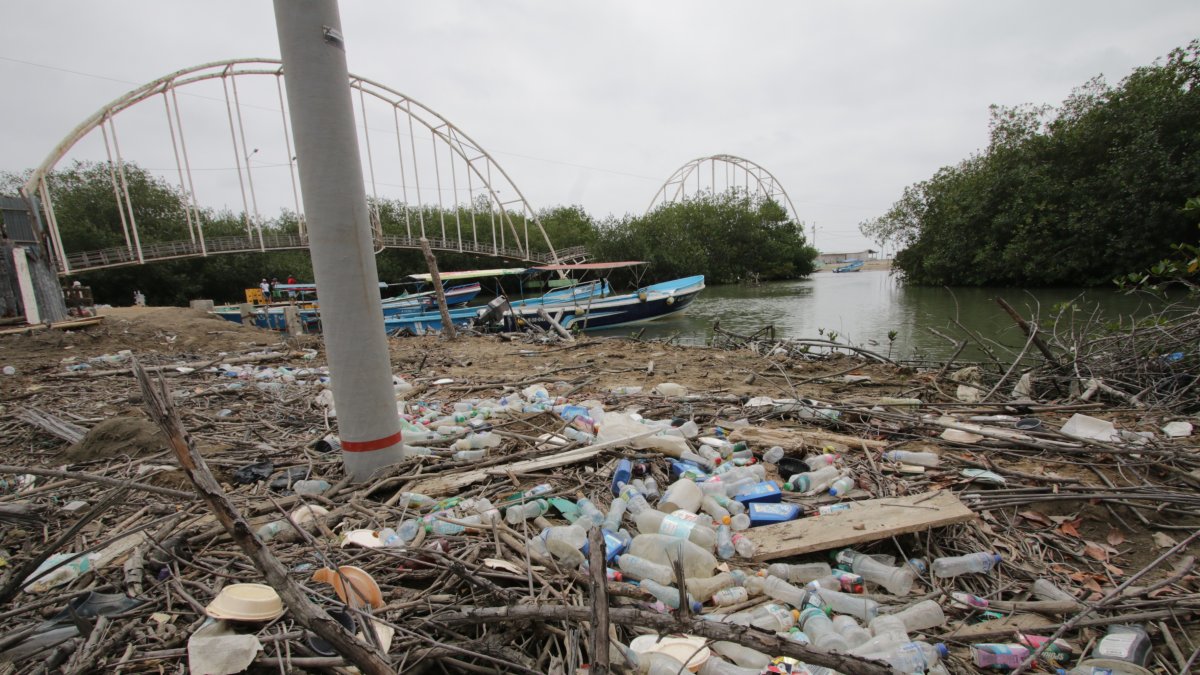 Arrastre. Los desperdicios se apilan a un costado del muelle de la comuna Bellavista.
