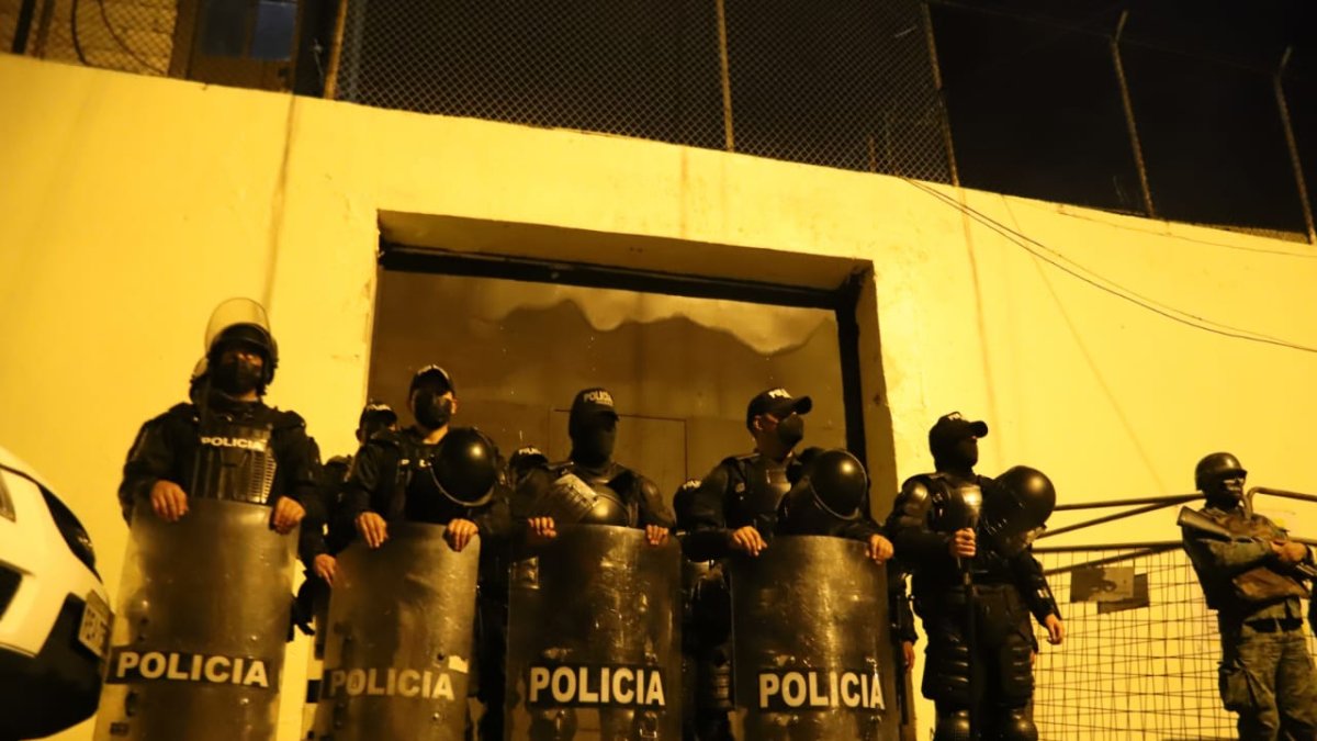Tras conocerse de la fuga, la seguridad de la prisión se reforzó con policías y militares en los exteriores.