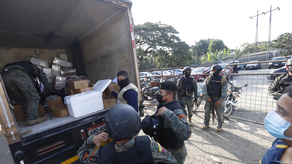 A la penitenciaría llegó un camión que transportó cajas que en su interior cajas con comida para internos de este centro de privación de libertad.