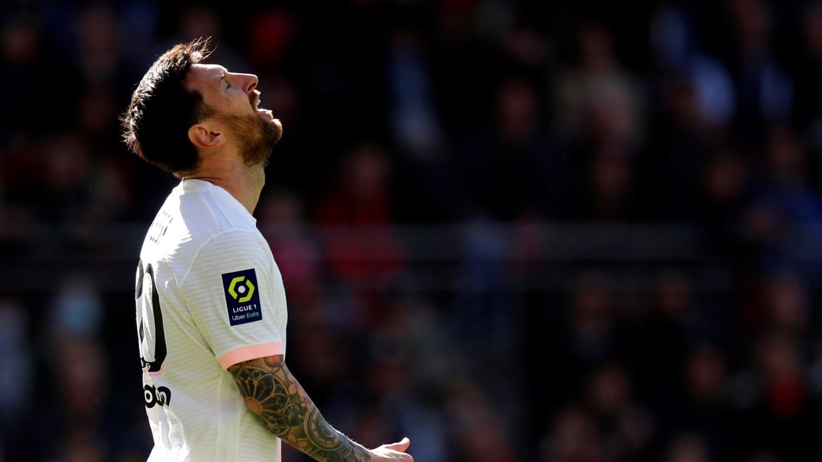 Lionel Messi se lamenta después de estrellar el balón en el horizontal, tras el tiro libre.