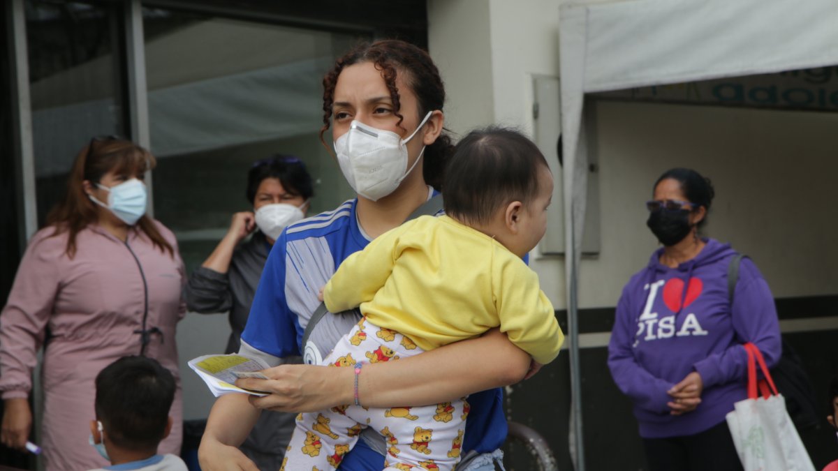 Calvario. Los padres de familia vuelven a vivir la angustia de buscar vacunas para sus hijos en los dispensarios del MSP.
