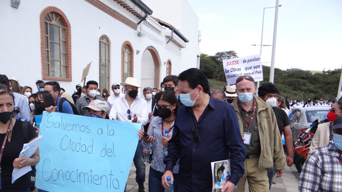 Visita. Manifestaciones a favor y en contra se registraron durante la visita de los asambleístas a Urcuquí.