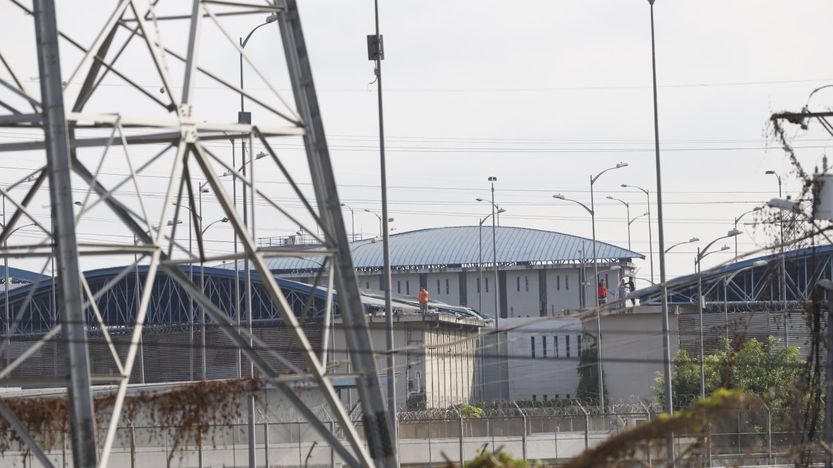 Referencial. Los internos vigilan desde lo alto de los pabellones el movimiento que se deba en la cárcel.