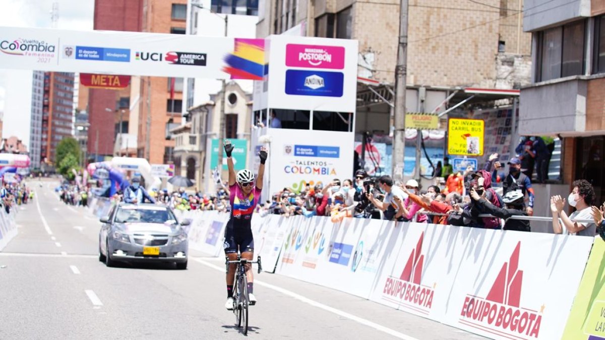 Miryam Núñez (segunda desde la derecha), junto a todas las ganadoras
