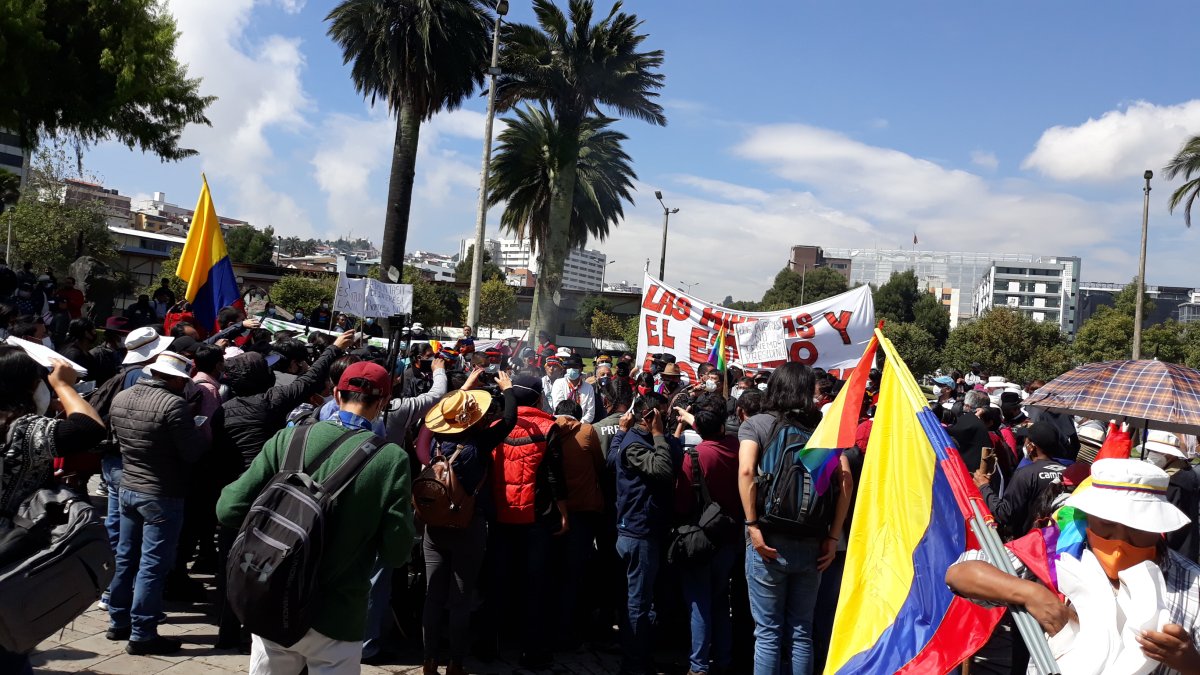 Anuncio. La dirigencia indígena reunida antes de salir al palacio de Goberno.