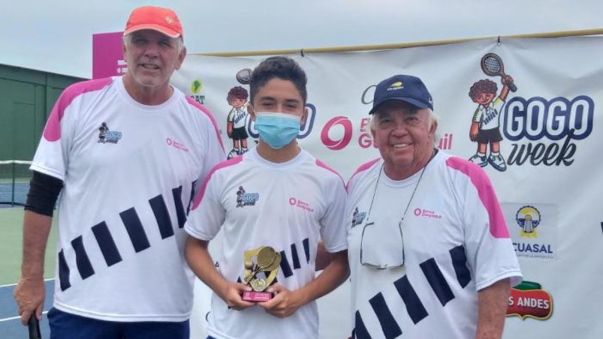 Andrés Gómez (i), organizador; Pico, campeón Sub-16 y Danilo Carrera.