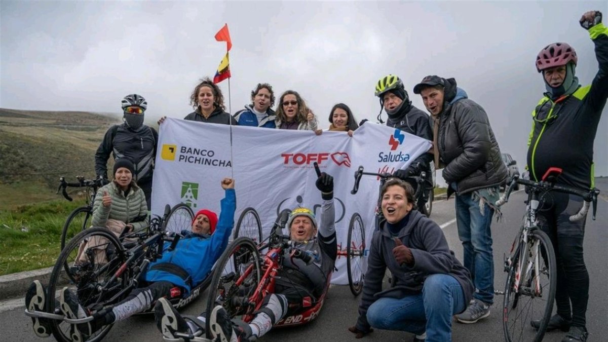 Fotografía cedida hoy por Bicibilizando que muestra a sus integrantes mientras posan a su paso por el volcán nevado Chimborazo (Ecuador).
