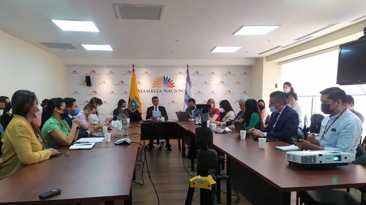 Luego de la sesión de este lunes, los legisladores se movilizaron hasta el centro de privación de libertad Regional.