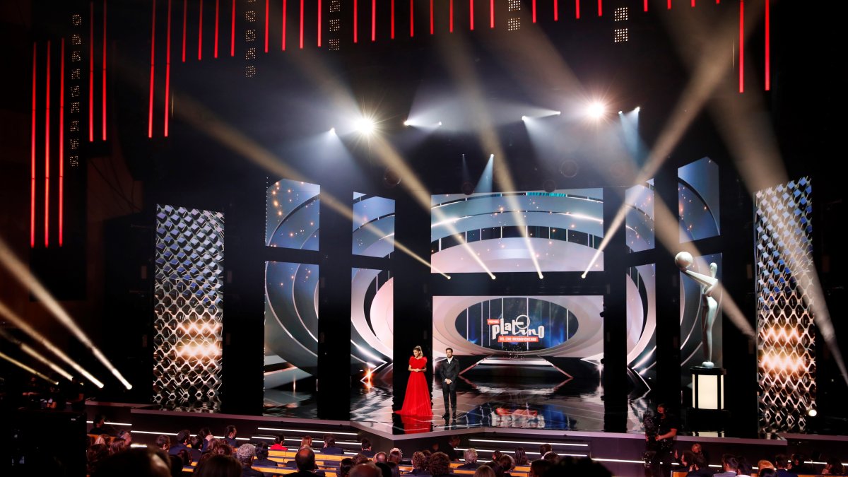 La actriz colombiana Juana Acosta y el mexicano Luis Gerardo Méndez presentaron la gala en la que se hizo evidente el distanciamiento social.