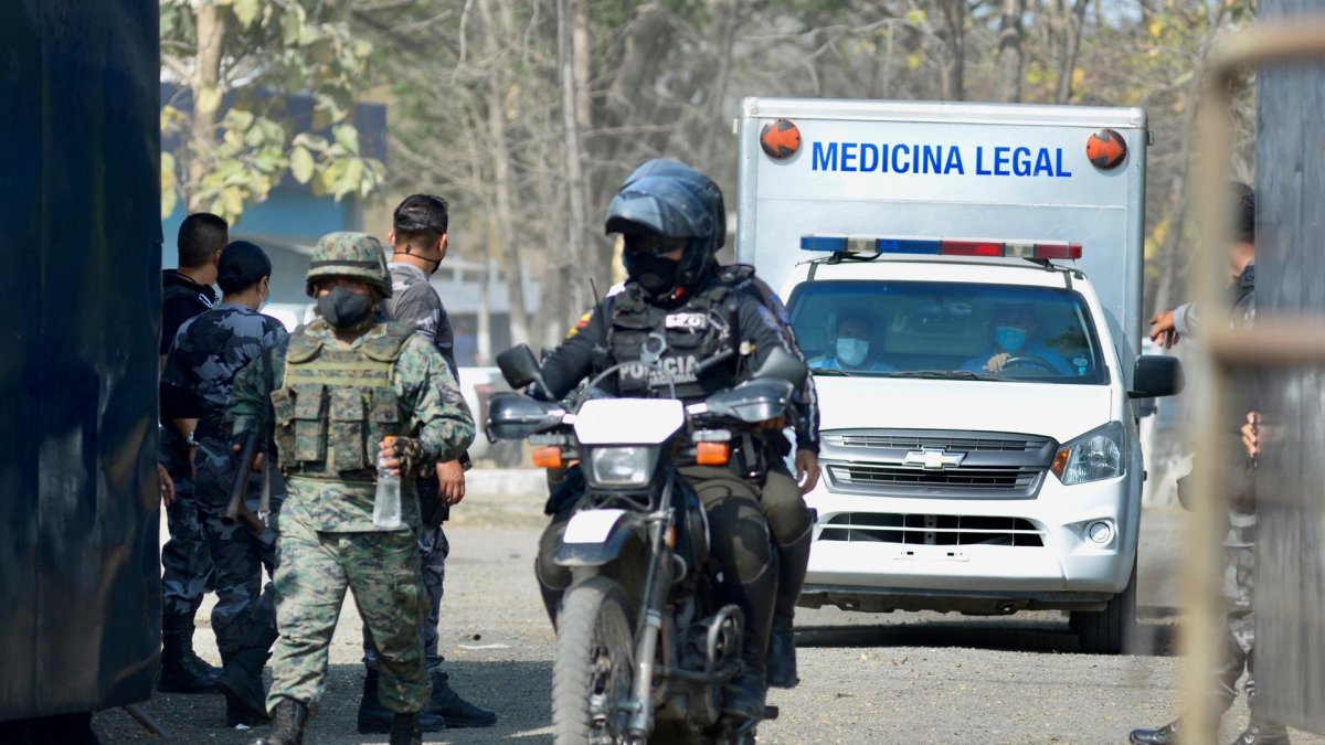 Fotografía de la salida de vehículos de medicinal legal retirando los cuerpos de reos fallecidos, la semana pasada en la cárcel de Guayaquil (Ecuador).