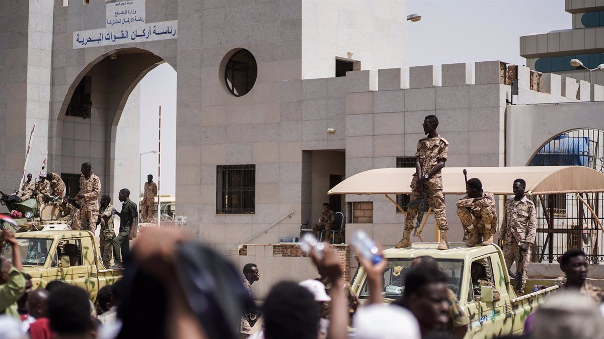 En el enfrentamiento, los supuestos terroristas del EI emplearon ametralladoras y granadas de mano, entre otras armas pesadas.