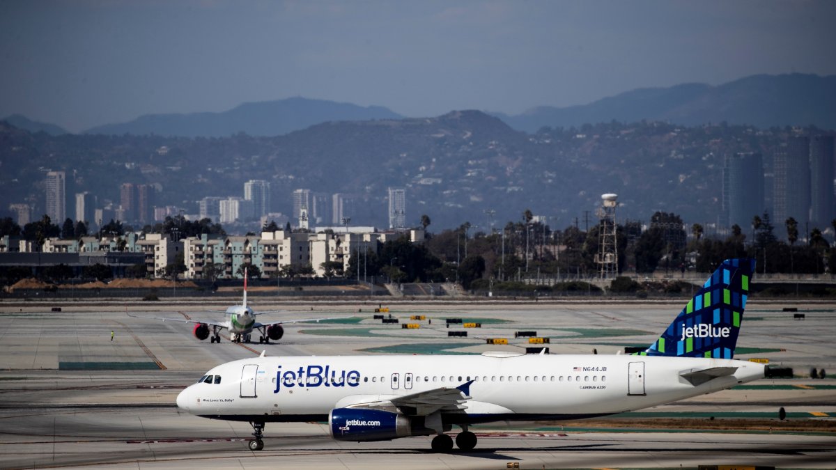 Fotografía de archivo de un avión de JetBlue Airbus en el aeropuerto de Los Ángeles (EE.UU.).
