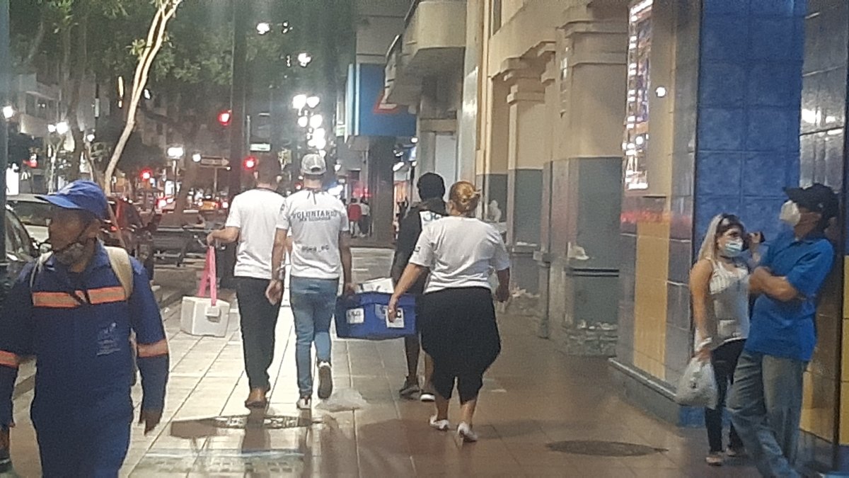 Los jóvenes comienzan el recorrido a las 21:00 para  entregar los alimentos al menos a 300 personas.