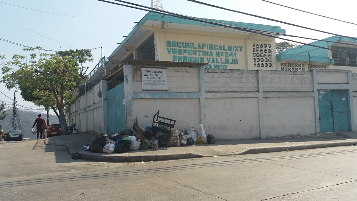 A diario se observa gran cantidad de basura en los alrededores de la escuela fiscal Enrique Vallejo, ubicada en la cooperativa Luz de América, en el cerro de Mapasingue.