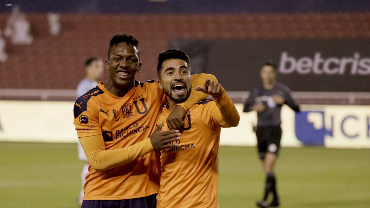 El delantero Djorkaeff Reasco (izquierda) es una de las gratas apariciones en Liga Deportiva Universitaria de Quito. Aunque, él ya tuvo un paso por México.