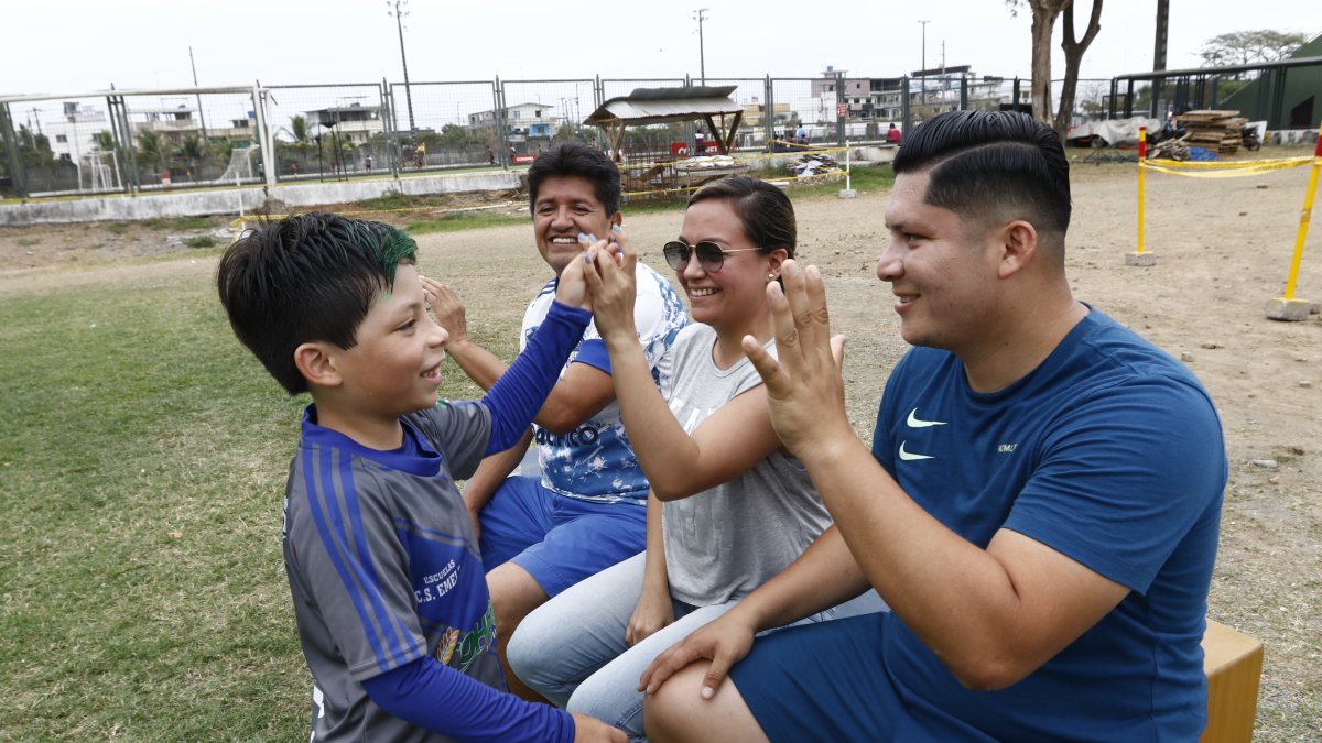 Thiago saluda a su banda: su abuelo Gerardo (i), su mamá Jéssica y su papá Kevin.
