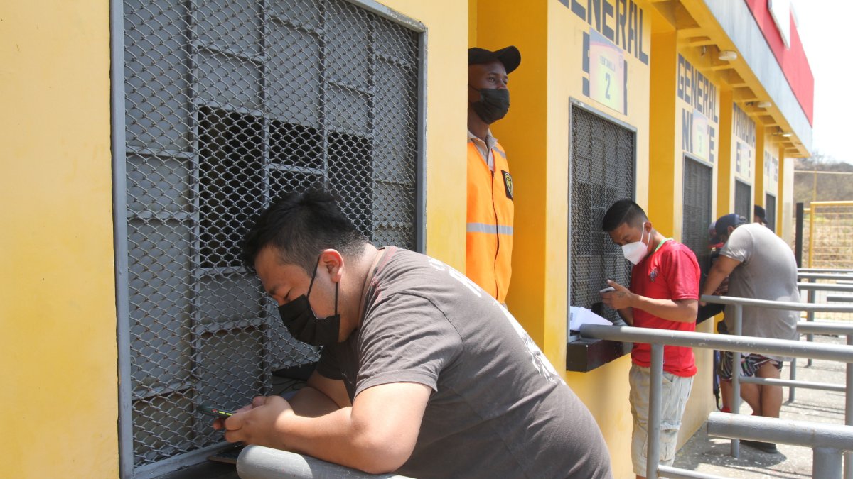 Referencial. Los aficionados compran las entradas en las boleterías del Monumental. 