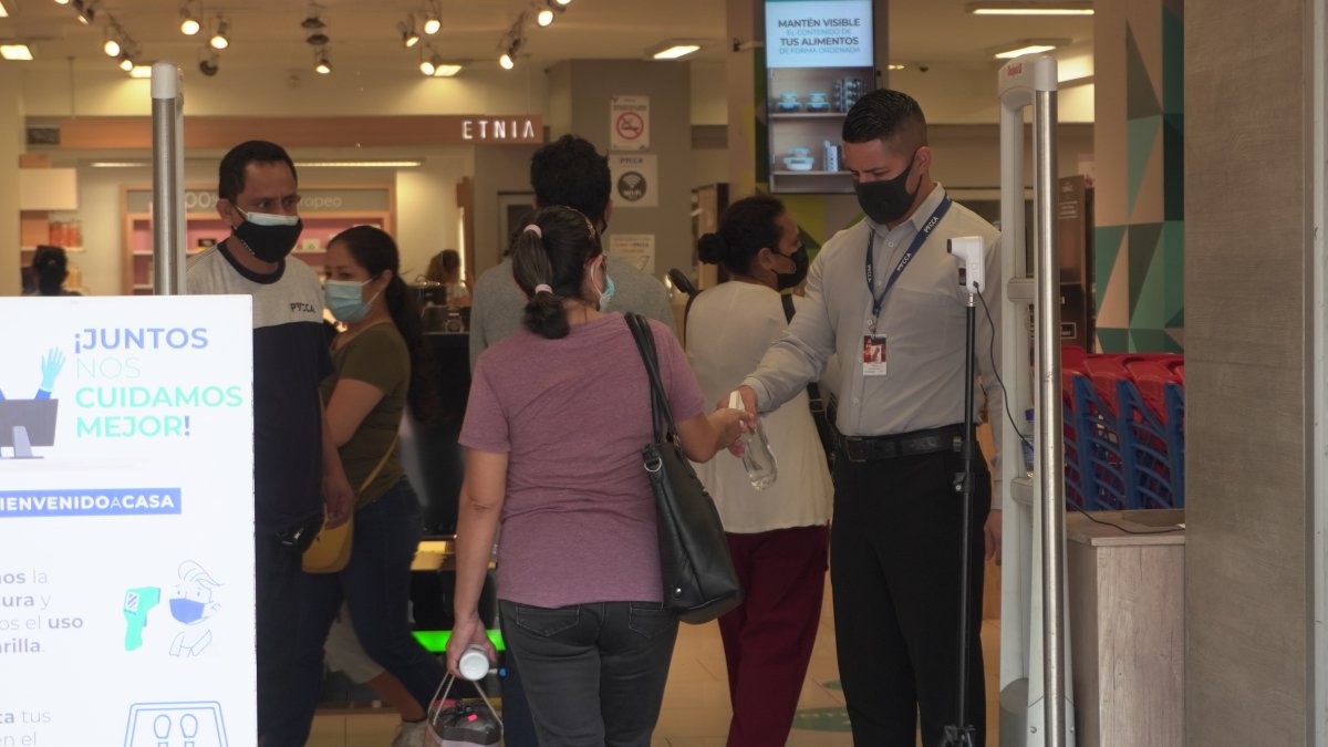 Bioseguridad. En almacenes con gran afluencia de usuarios aún se mantienen al ingreso medidas como la colocación de alcohol y toma de temperatura.