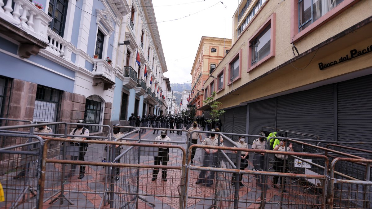 Vallas. En las calles Guayaquil y Chile se observó un contingente policial.