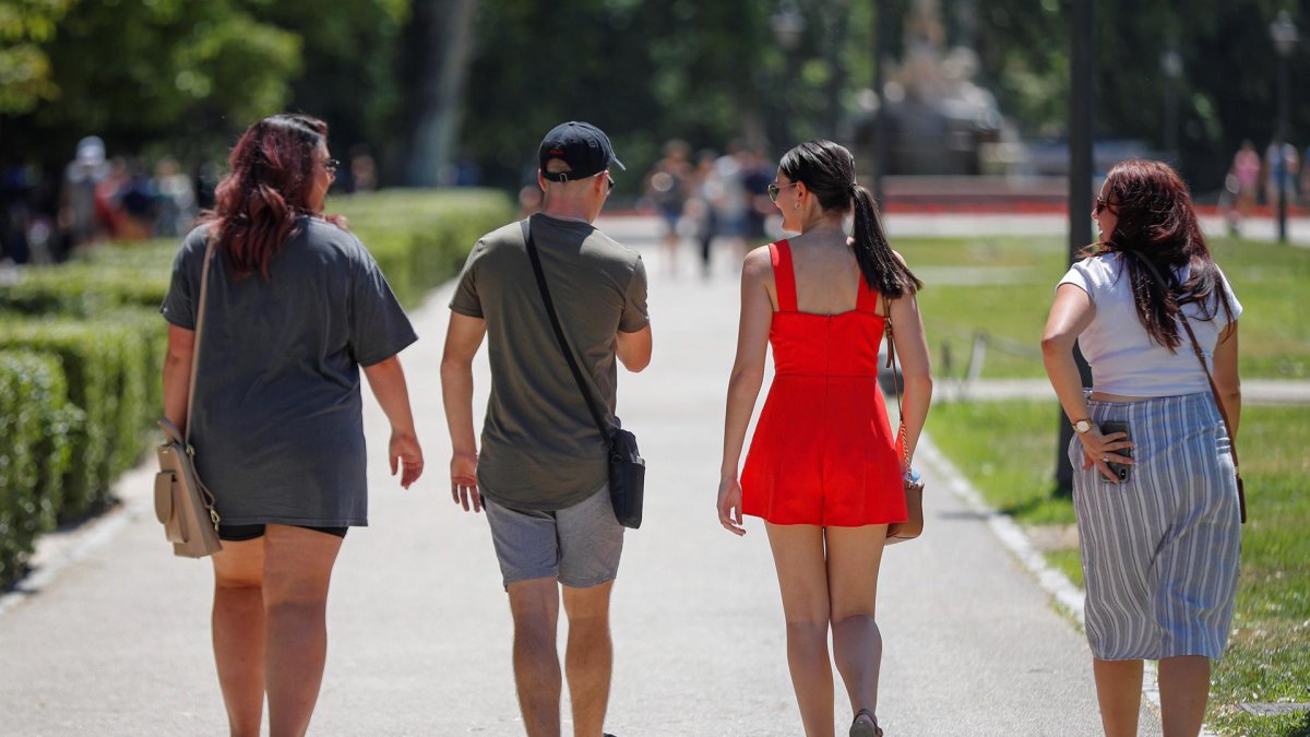 Varios jóvenes pasean por un parque de Madrid en una imagen de archivo.