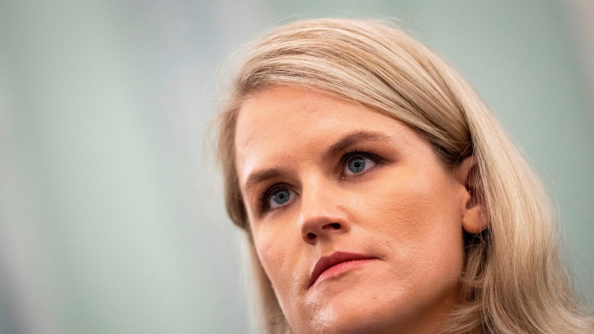 La exempleada de Facebook Frances Haugen testifica ante el subcomité de Protección al Consumidor, Seguridad de Productos y de Datos del Senado de EE.UU., este 5 de octubre de 2021, en Washington.