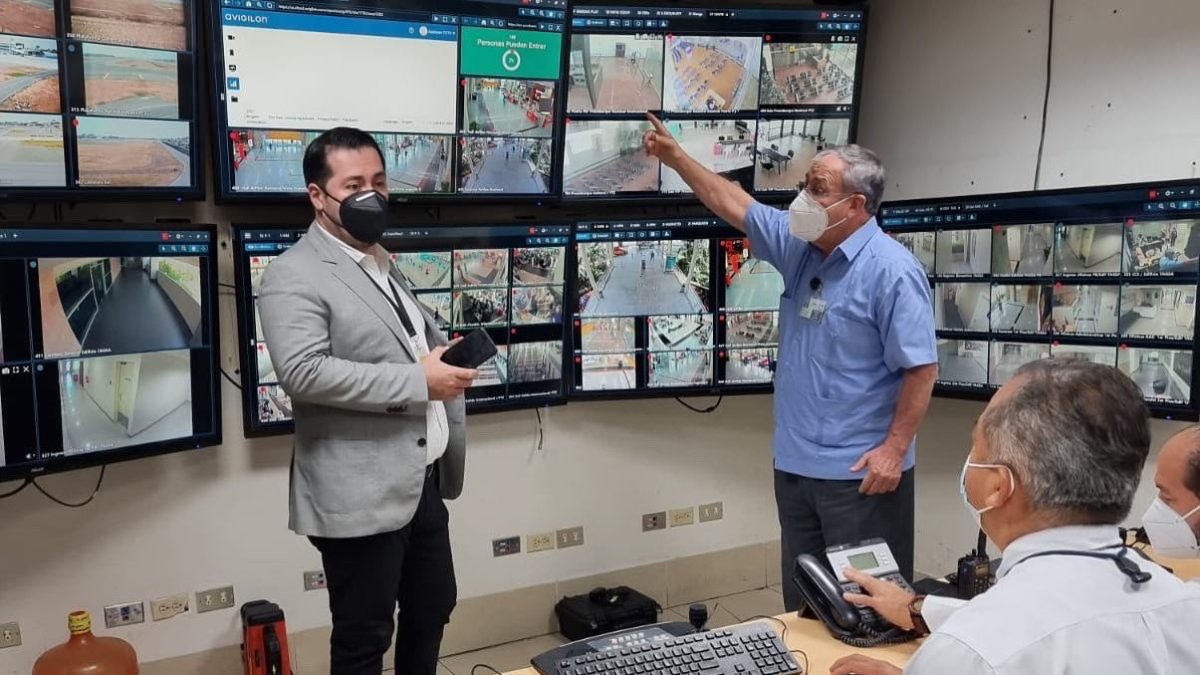 Recorrido. El subsecretario de Transporte Aéreo, José Luis Aguilar, realizó un recorrido por las instalaciones del aeropuerto de Guayaquil junto a Ángel Córdova, gerente de Tagsa.