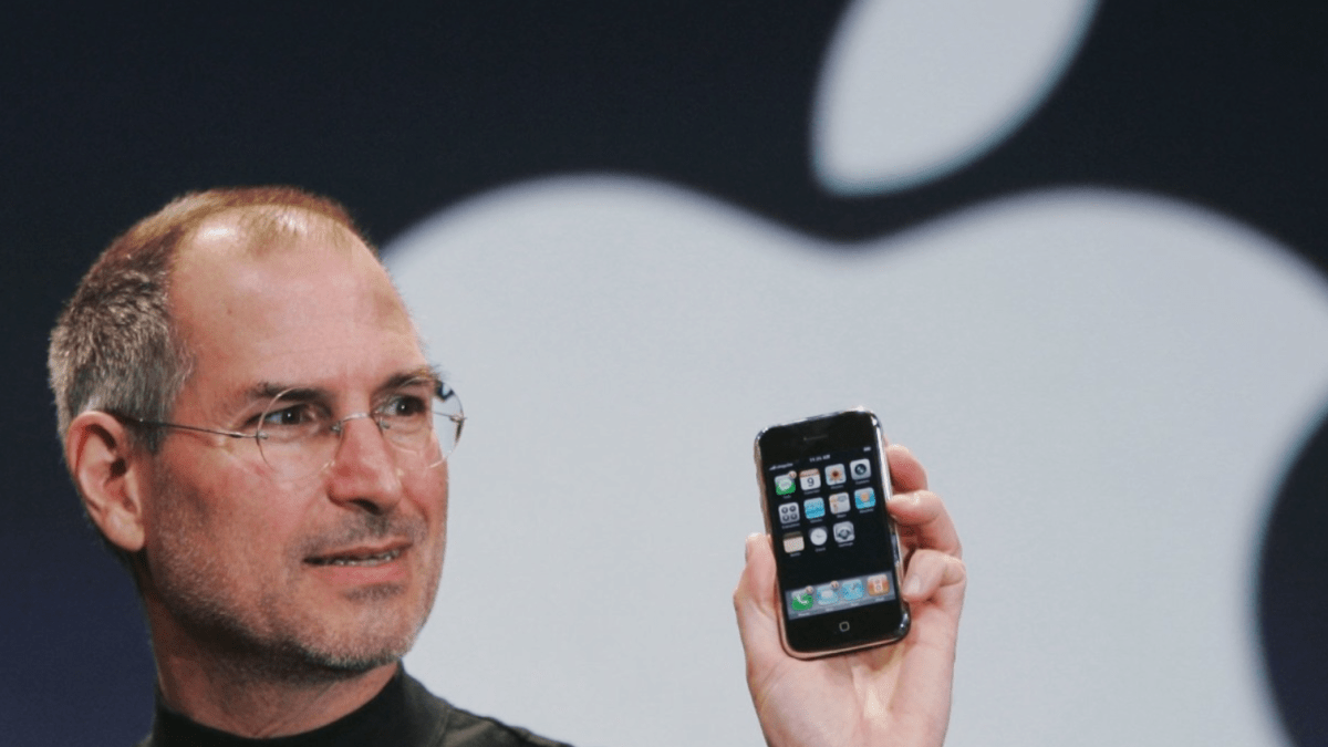 Steve Jobs con el iPhone original, revelado al mundo en enero de 2007.