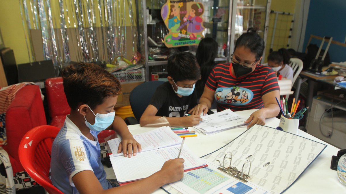Stephania Pilaló da clases en su casa, dos días a la semana. Con lo que gana se mantiene hasta lograr que la reintegren al magisterio fiscal.