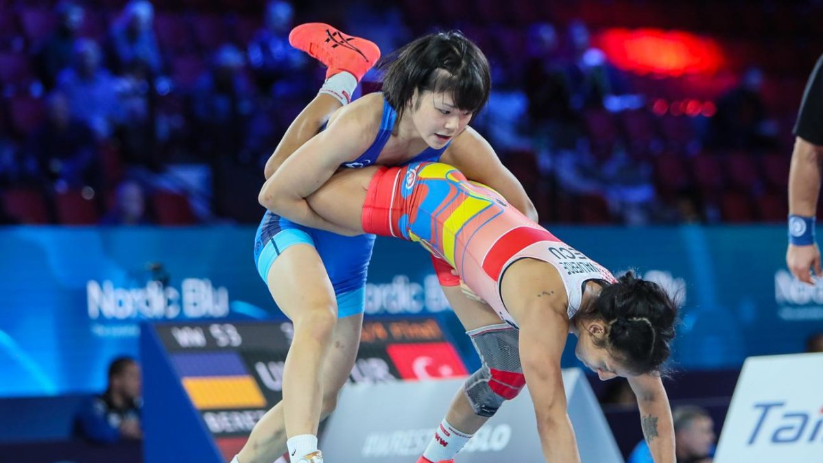 La sensación japonesa de la lucha, Akari Fujinami, de 17 años, derrotó a Luisa en cuartos.