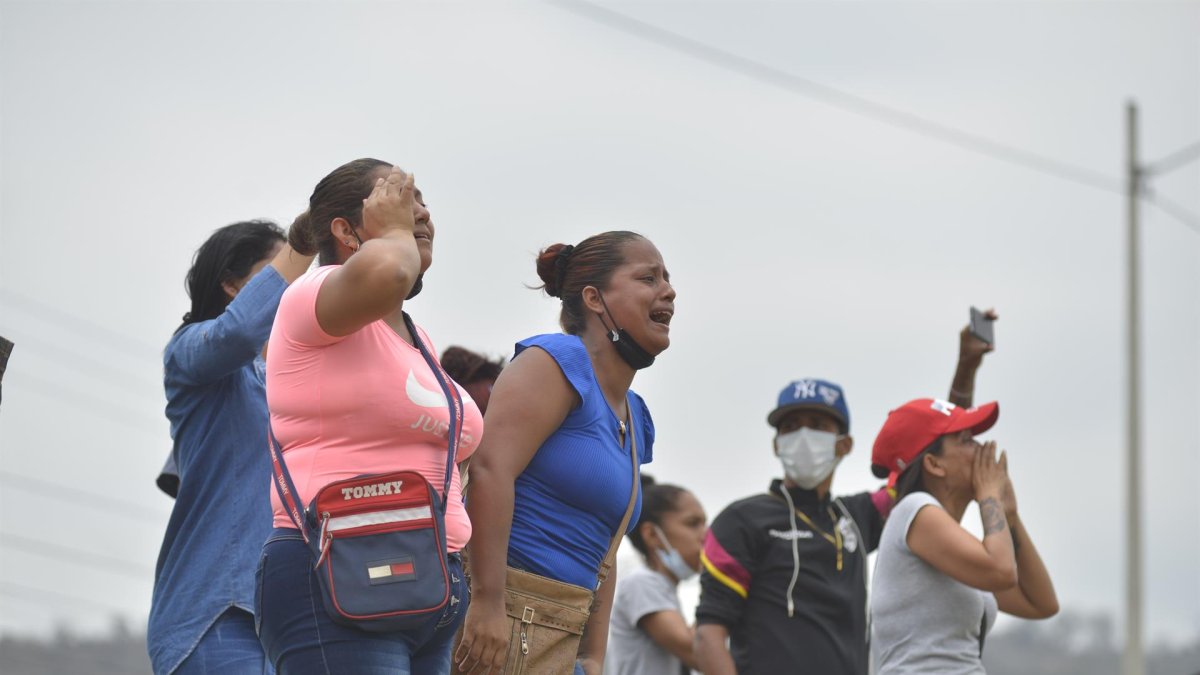 Familiares de presos se reúnen en las afueras del Centro de Privación de la Libertad Zonal 8 durante una intervención en Guayaquil (Quito), en fotografía del 2 de octubre de 2021.