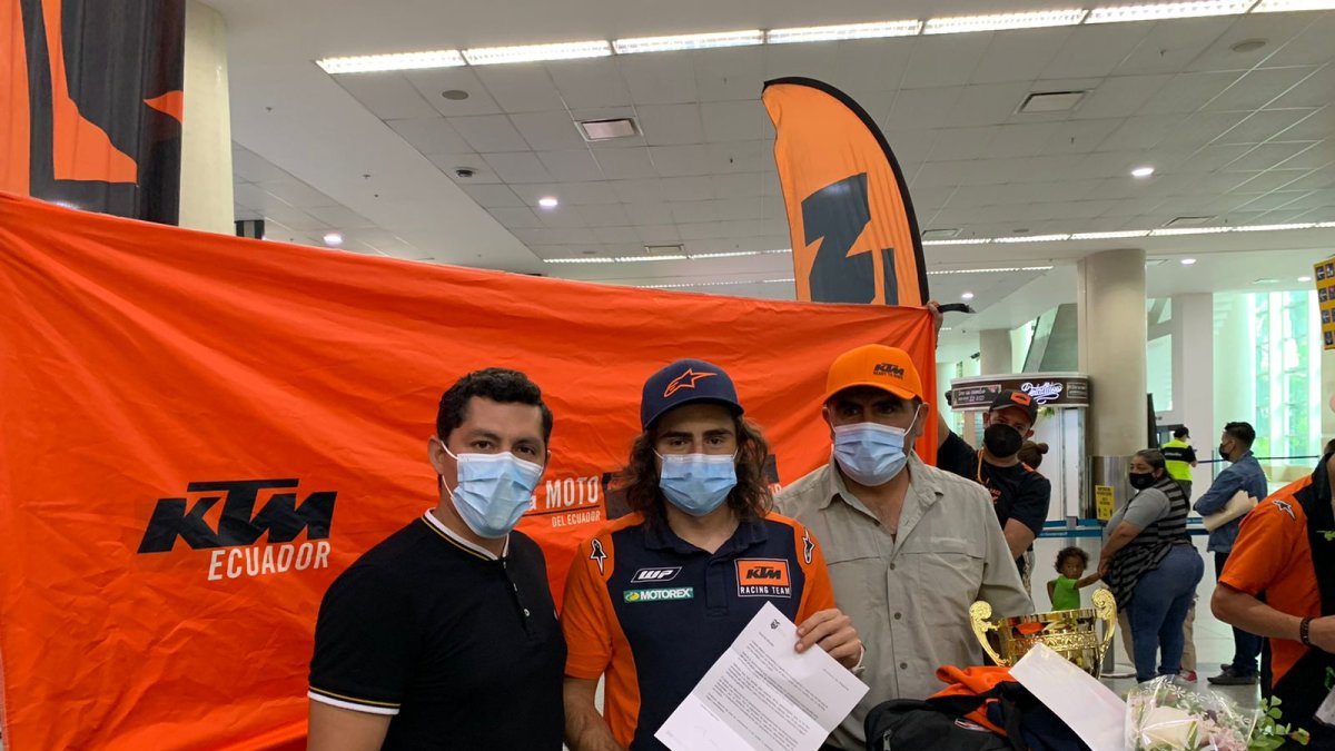 Nicolás Merchán (c) llegó ayer a la capital de la república con el campeonato.