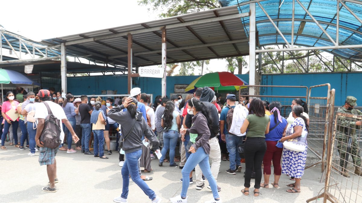 Algunos familiares  de reos en el exterior de la Penitenciaría del Litoral.