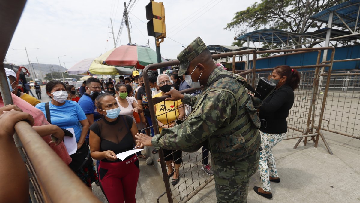 Noticias. Quienes no tienen contacto directo con su familiar, van hasta la cárcel para obtener información.