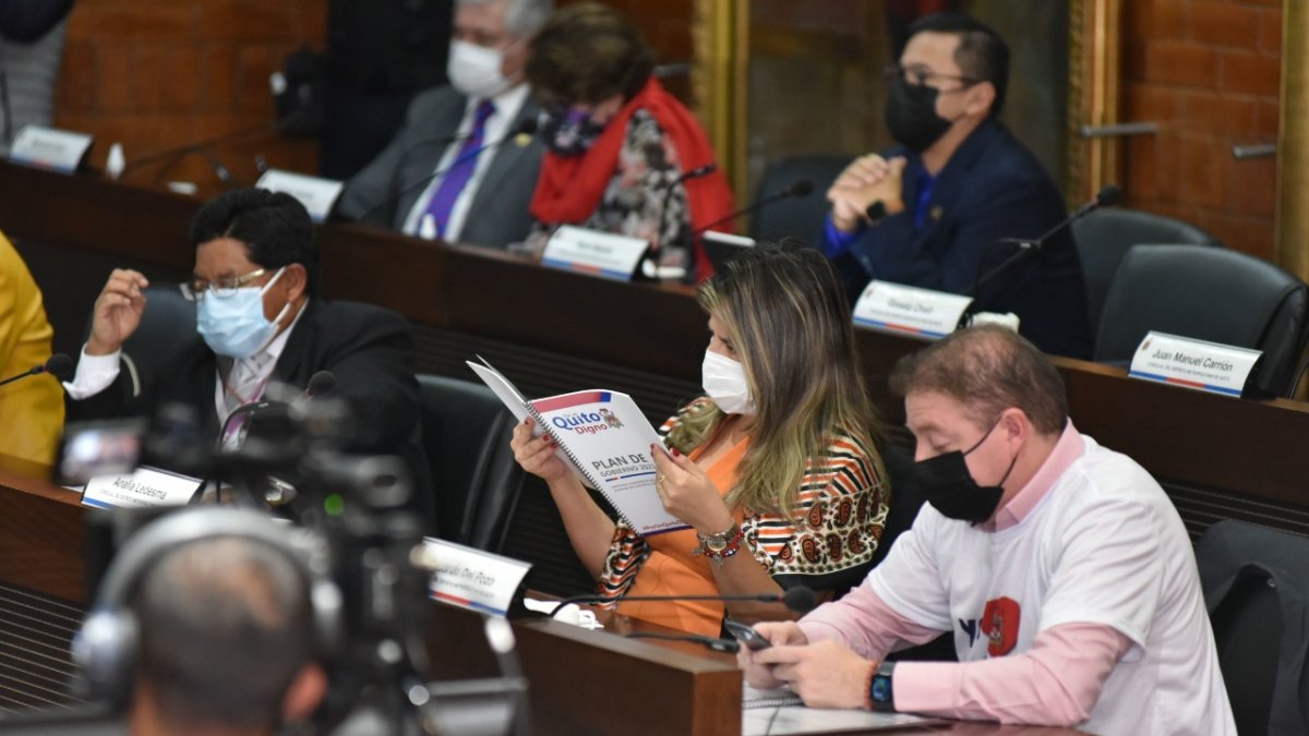Documento. Los concejales recibieron un cuadernillo que contenía el plan de gobierno de Guarderas para Quito.