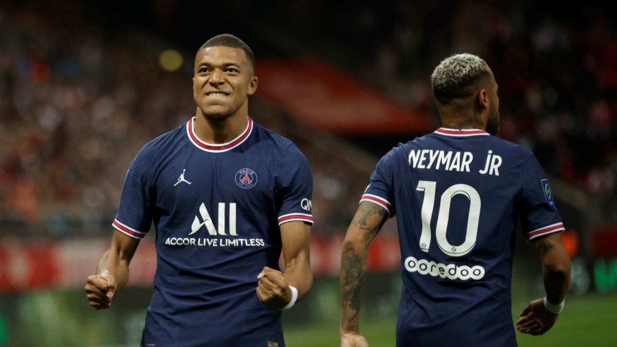 Kylian Mbappé dijo que buscaba salir del PSG, pero su entorno busca que se quede.