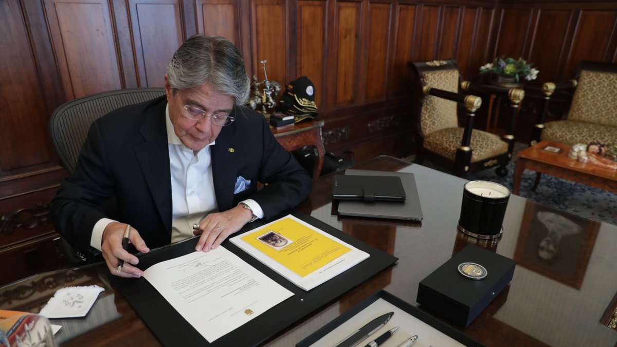 El presidente en su despacho cuando firmó la carta dirigida a Fernando Villavicencio.