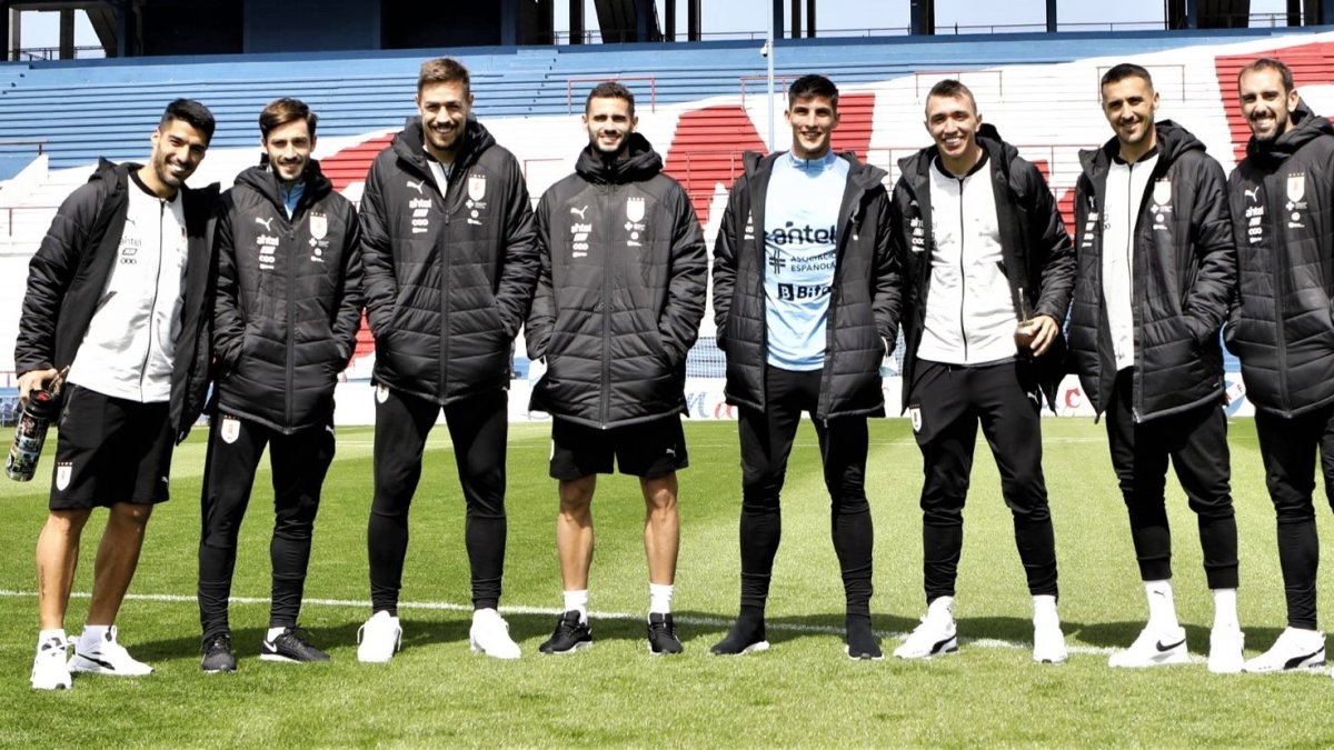 Los jugadores de la selección uruguaya reconocieron la cancha del estadio Gran Parque Central, donde serán locales ante Colombia.