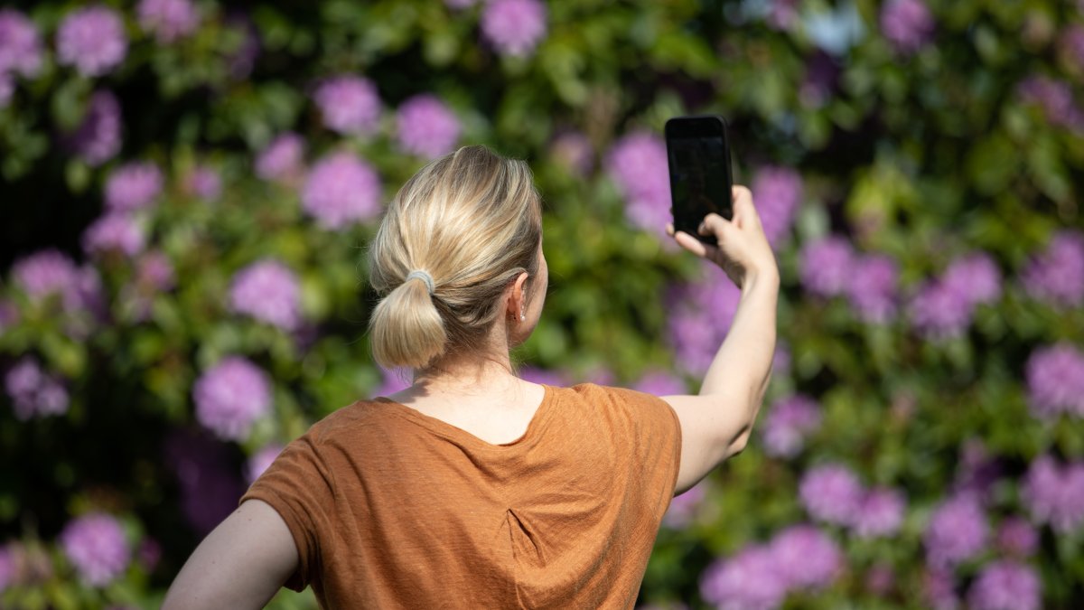 Los filtros de los móviles permiten agrandar ojos y alisar la piel en las imágenes que se difunden por las redes sociales.
