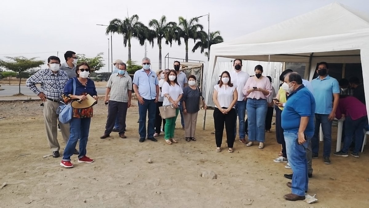 Los residentes que están en contra de la construcción de la obra realizaron un plantón. Cuestionan que la gasolinera esté cerca una unidad educativa.
