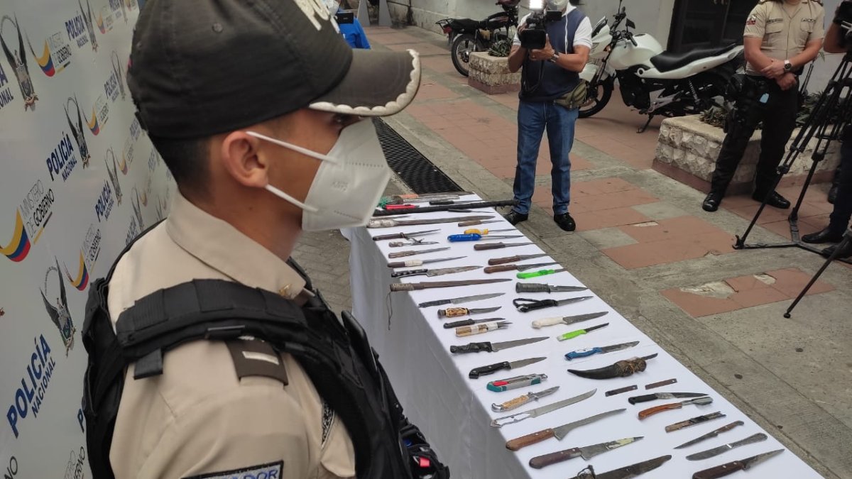 Evidencia. La policía mostró ayer las armas incautadas durante el fin de semana, en la ciudad.