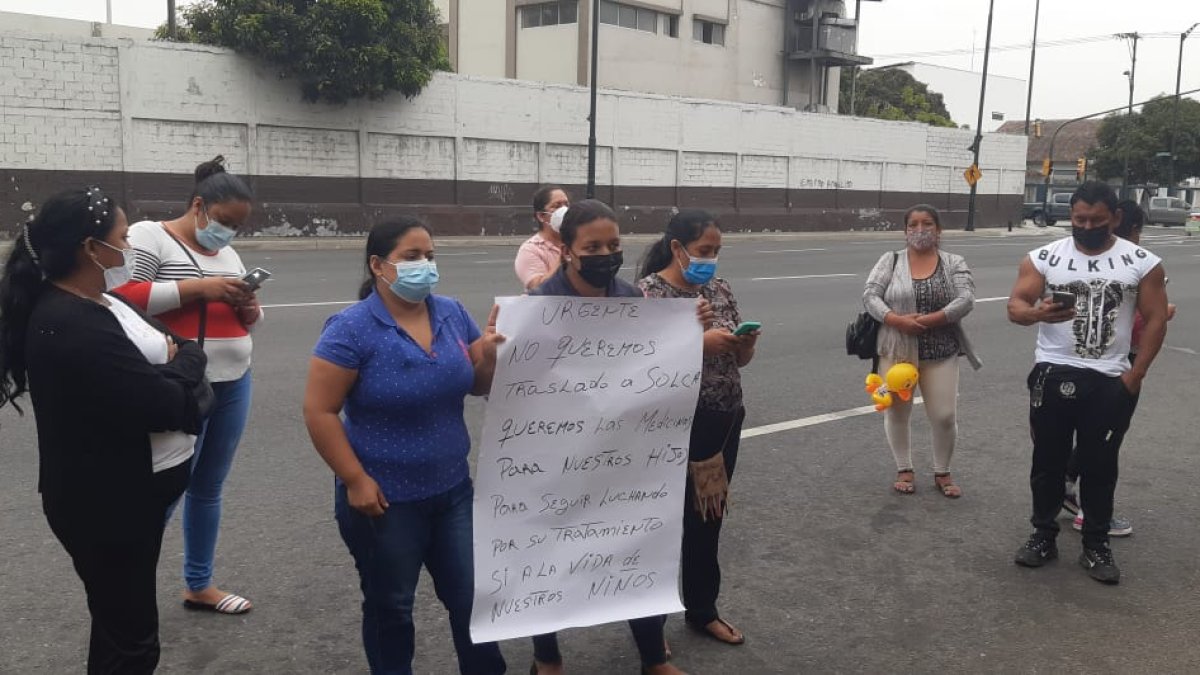 Padres de familia protestan en los exteriores del Hospital Francisco de Icaza Bustamante por la falta de medicamentos y el traslado de sus niños, este miércoles 6 de octubre.