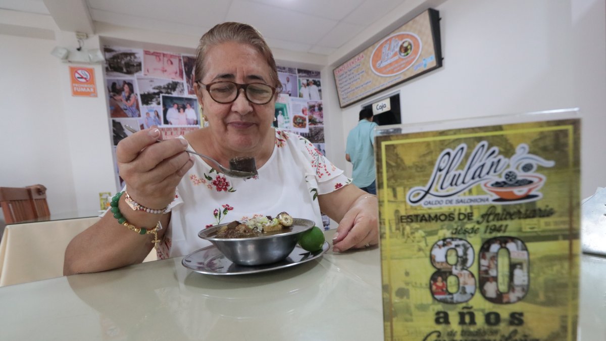 Caldo de salchicha. Llulán cumple 80 años desde que su fundador ofrecía el producto en el centro. Su hija continúa con el legado.