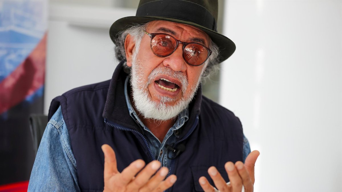 El comediante ecuatoriano Carlos Michelena habla durante una entrevista con Efe el 4 de octubre de 2021, en Quito (Ecuador).