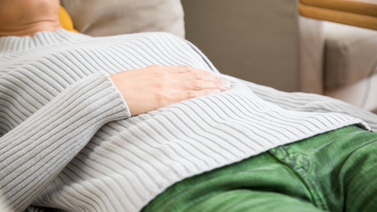 A través de un estado de profunda relajación y sugestiones se calma el sistema nervioso intestinal.