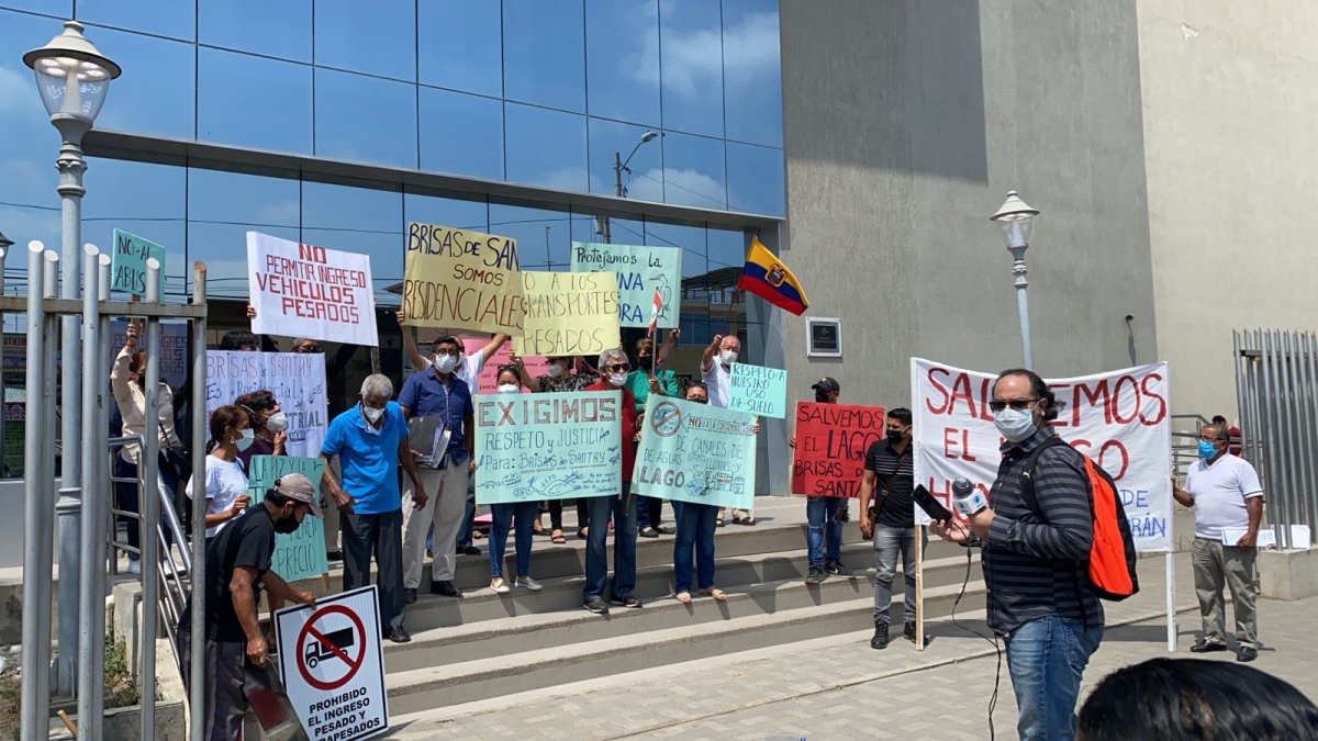 Comunidad. Fuera de la audiencia algunos vecinos realizaron un plantón.
