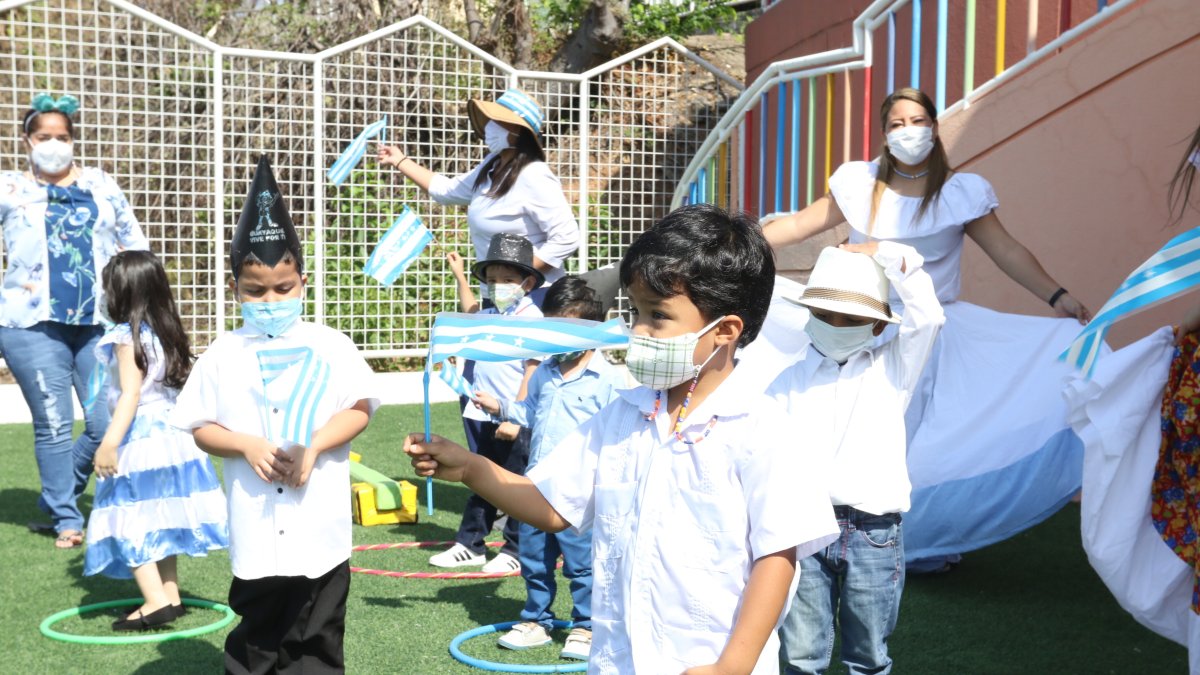 Banderines de colores celeste y blanco fueron elaborados por los estudiantes del Colegio Polténico.
