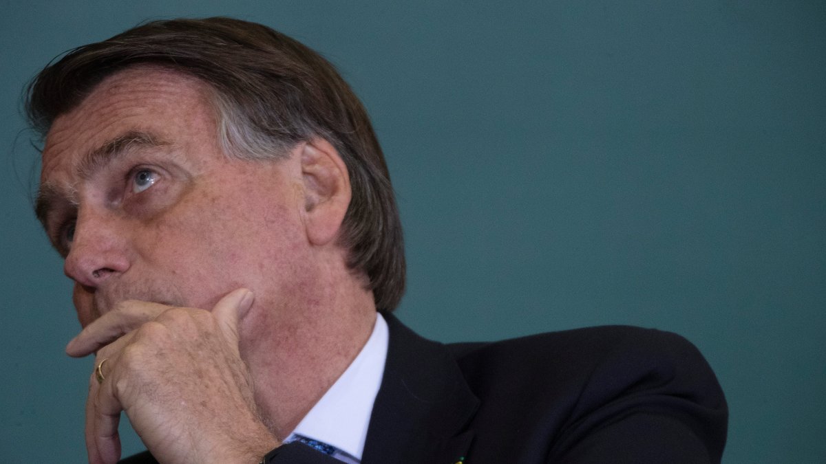 El presidente de Brasil, Jair Bolsonaro participa hoy en el Palacio do Planalto, en una ceremonia de Modernización de los Estándares de Seguridad y Salud en el Trabajo en Brasilia (Brasil).