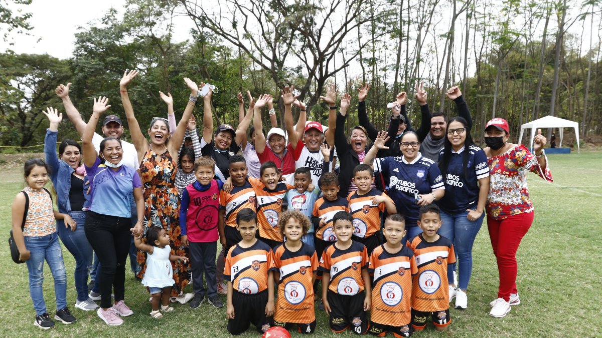 Las madres cumplen un rol importante en el desarrollo deportivo de los chicos. Están pendientes de todos los detalles.